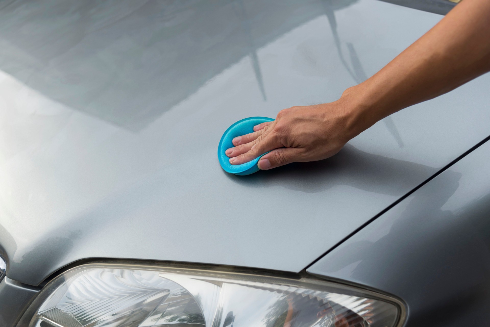 The man Wax and polish the car by hand